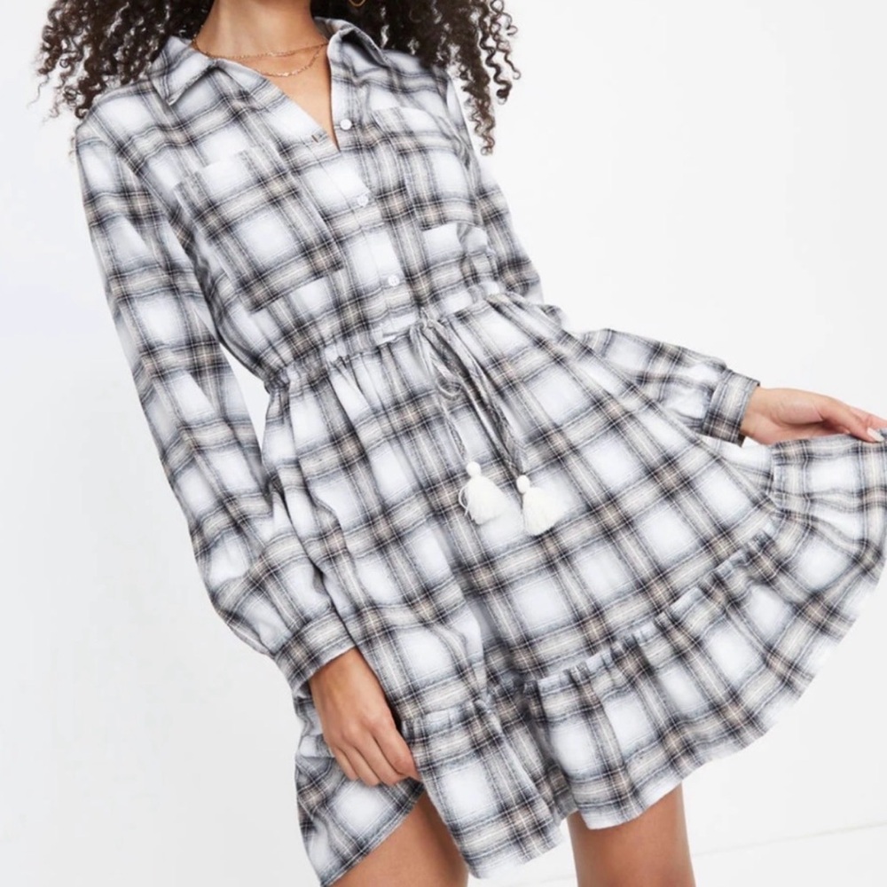 Vici En Crème Plaid Long-Sleeve Dress
